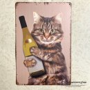 Blechschild Katze mit Weinflasche