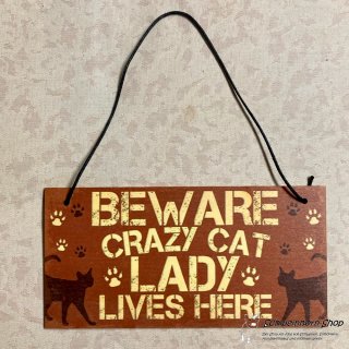 Holzschild "Beware Crazy Cat Lady Lives here", braun mit Katzen und Pfotenabdrücken