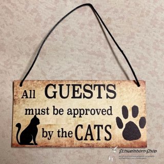 Holzschild "All guests must be approved by the cats", mit Katze und Pfotenabdrücken
